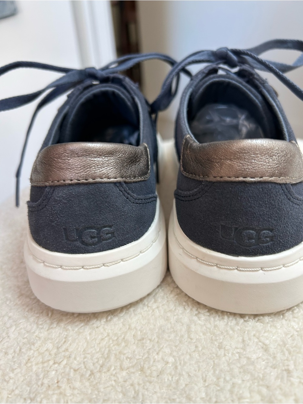 Ugg Suede and Canvas Alameda Sneaker Size 7 Navy - Picture 7 of 12